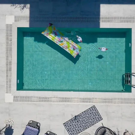 Mikaela's Pool House * 阿凡投