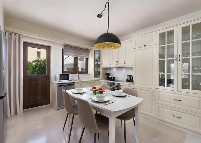 Mikaela's Pool House *