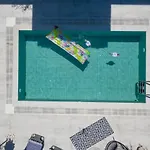 Mikaela's Pool House * אפאנטו