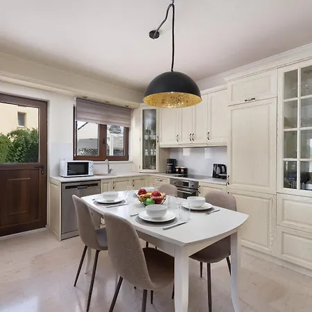 Mikaela's Pool House *